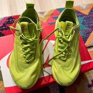 Nike womens zoom double stacked color is cyber/cyber black size 8.5